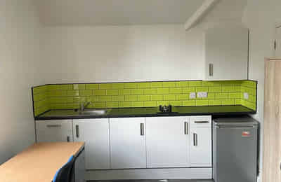 Premium Studio - Bathroom?w=400&h=260&fit=crop&q=40&auto=format&trim=auto