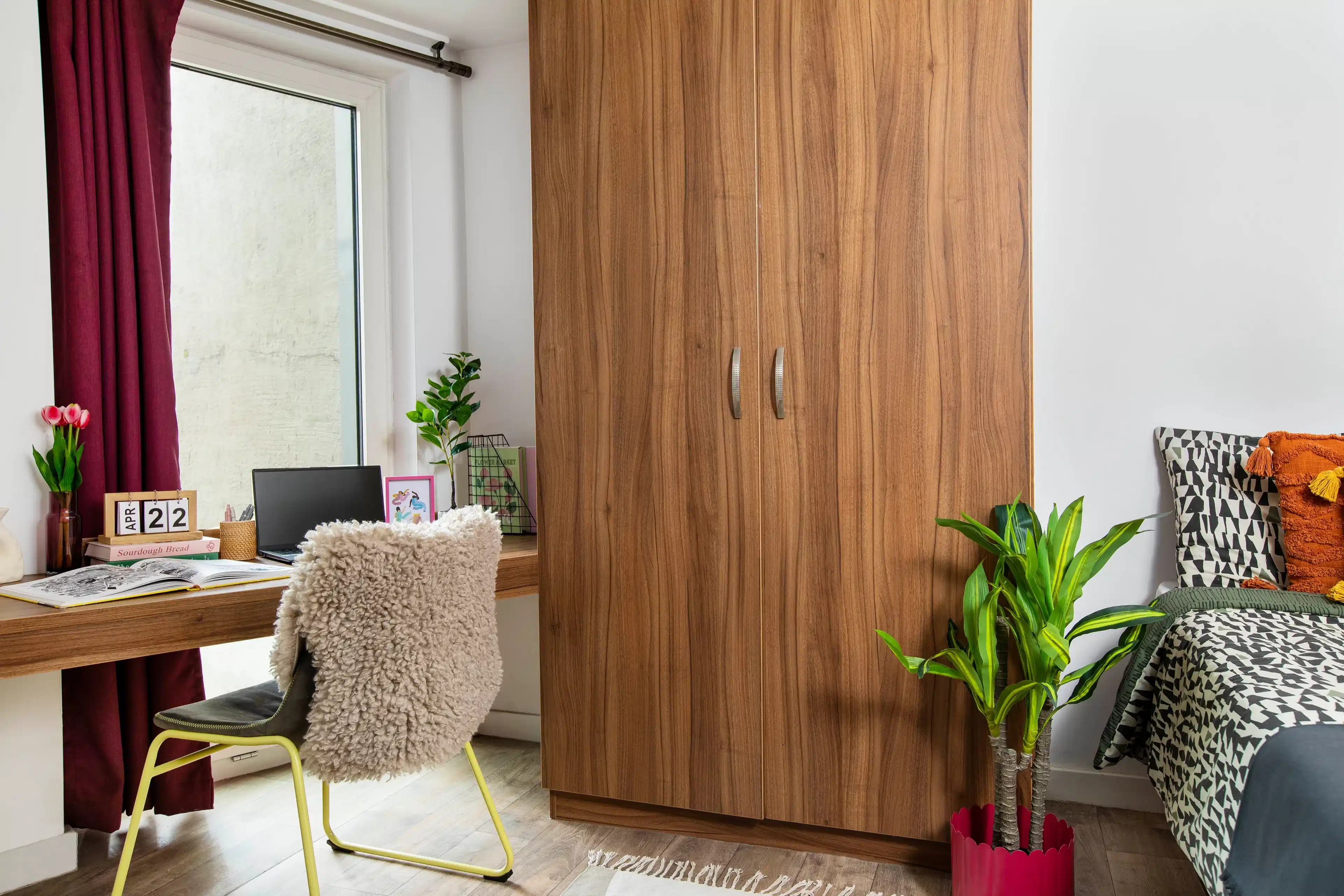 Exterior?w=400&h=260&fit=crop&q=40&auto=format&trim=auto