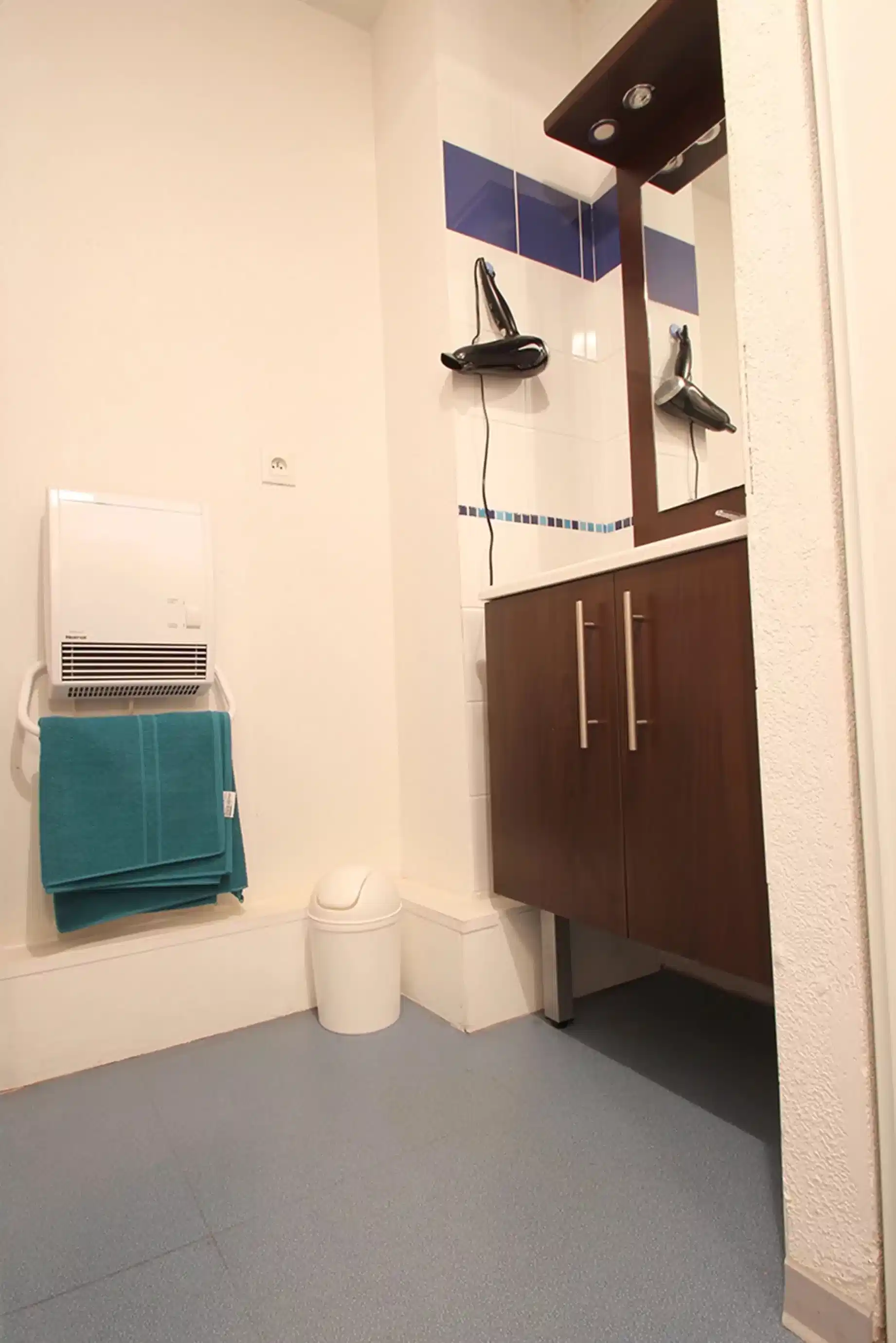 Kitchen?w=400&h=260&fit=crop&q=40&auto=format&trim=auto