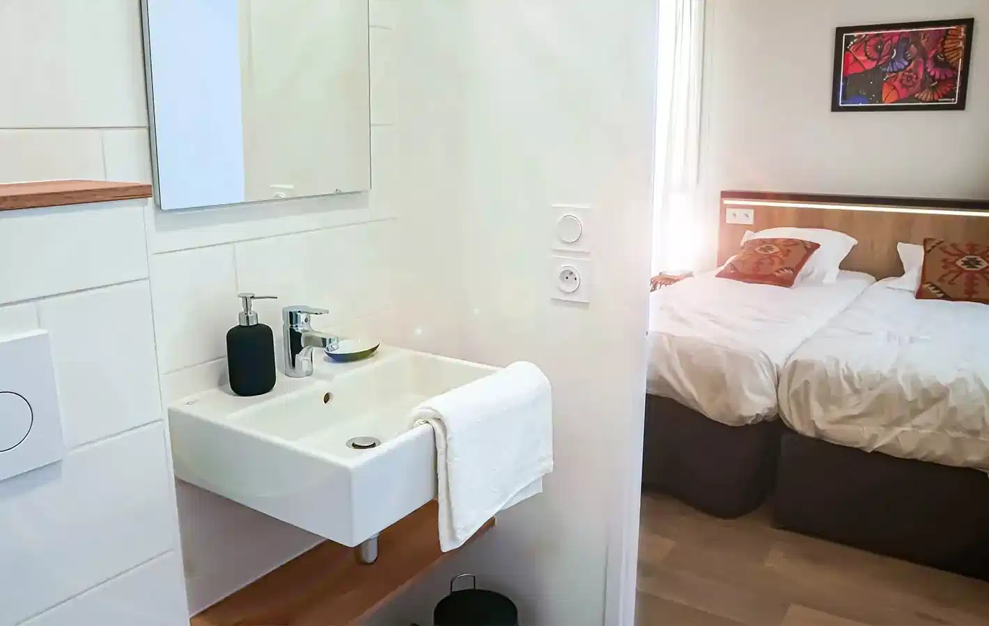 Amenities?w=400&h=260&fit=crop&q=40&auto=format&trim=auto