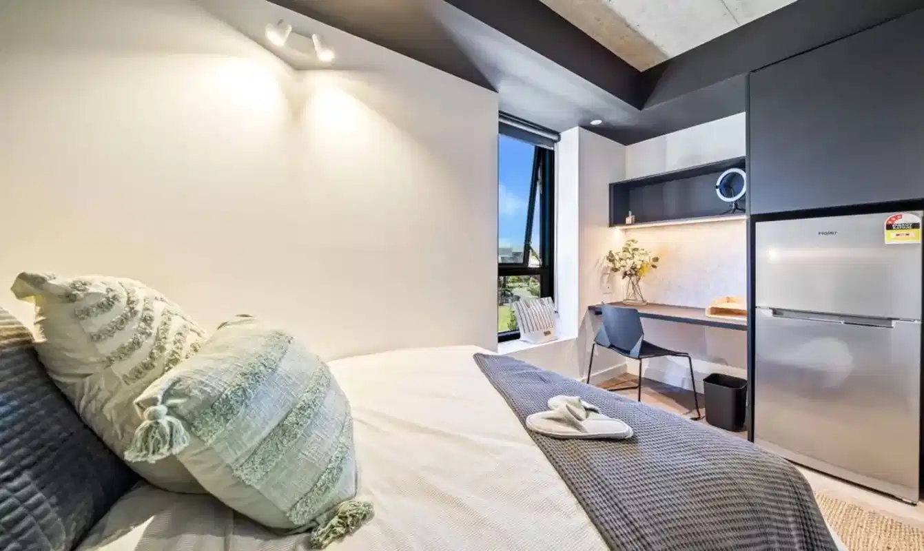 Exterior?w=400&h=260&fit=crop&q=40&auto=format&trim=auto