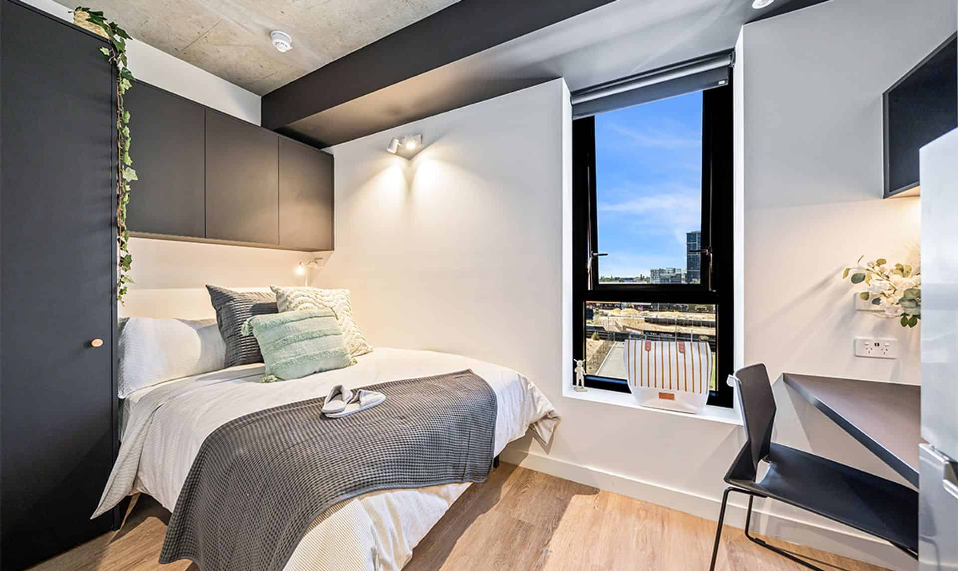 Exterior?w=400&h=260&fit=crop&q=40&auto=format&trim=auto