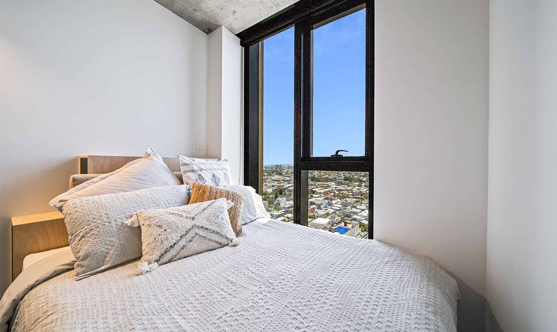 Exterior?w=400&h=260&fit=crop&q=40&auto=format&trim=auto