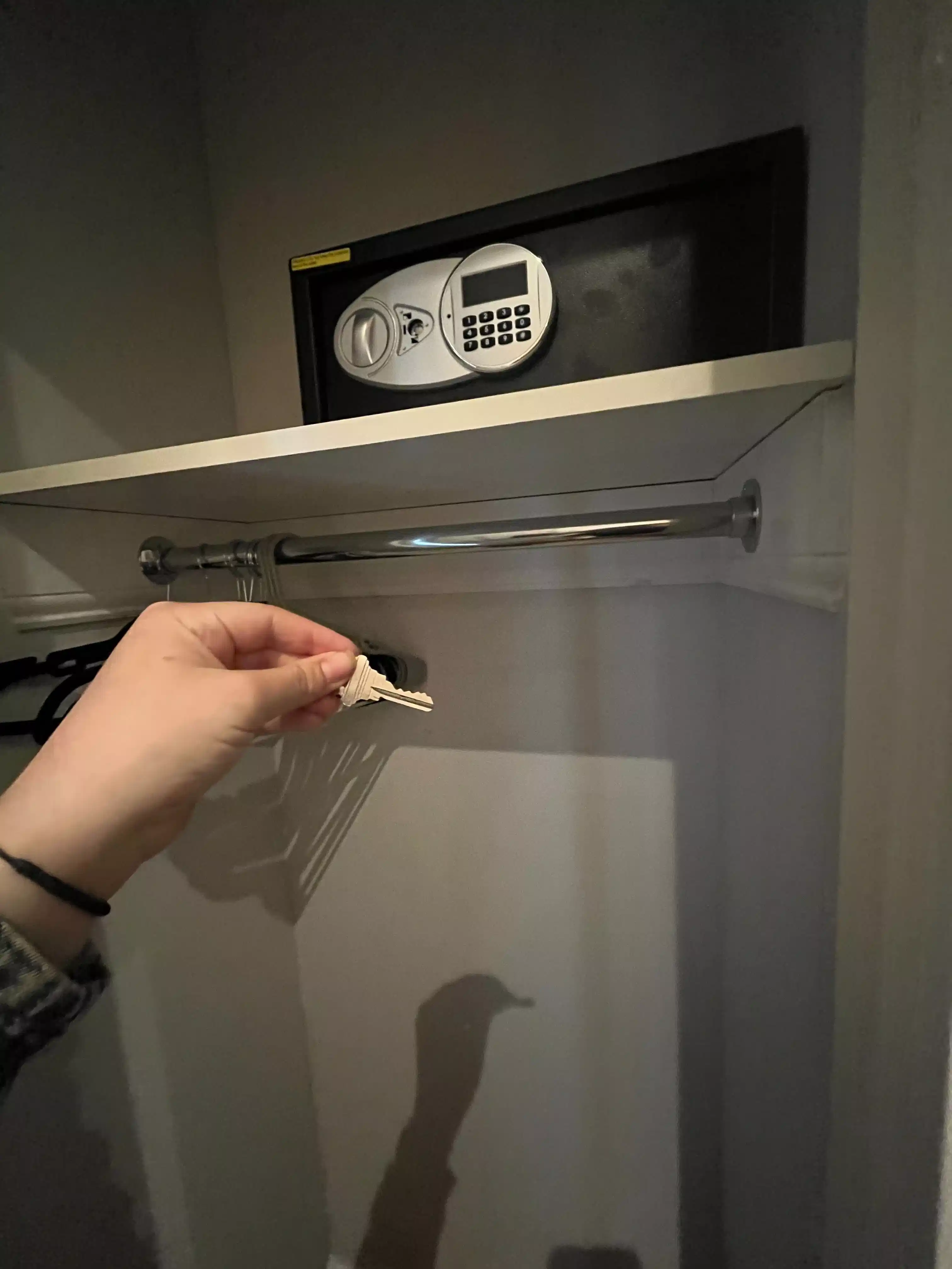 Bedroom?w=400&h=260&fit=crop&q=40&auto=format&trim=auto