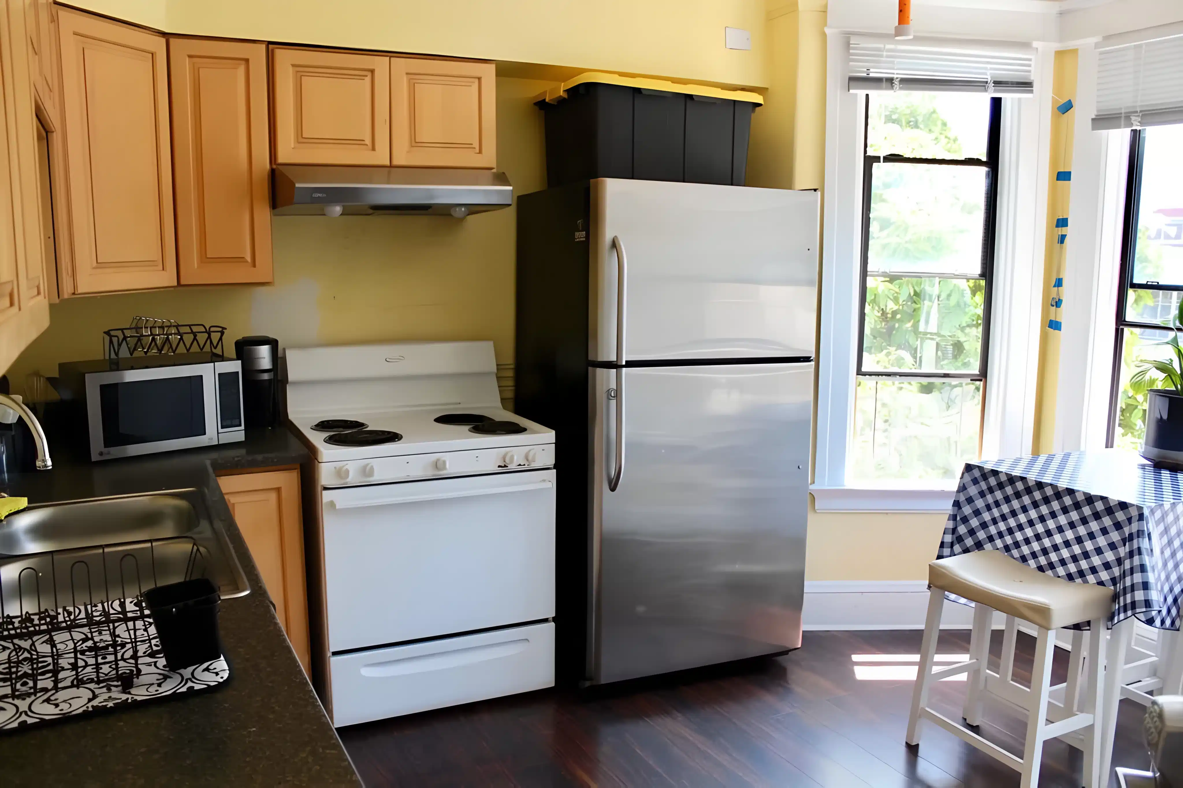 Kitchen?w=400&h=260&fit=crop&q=40&auto=format&trim=auto