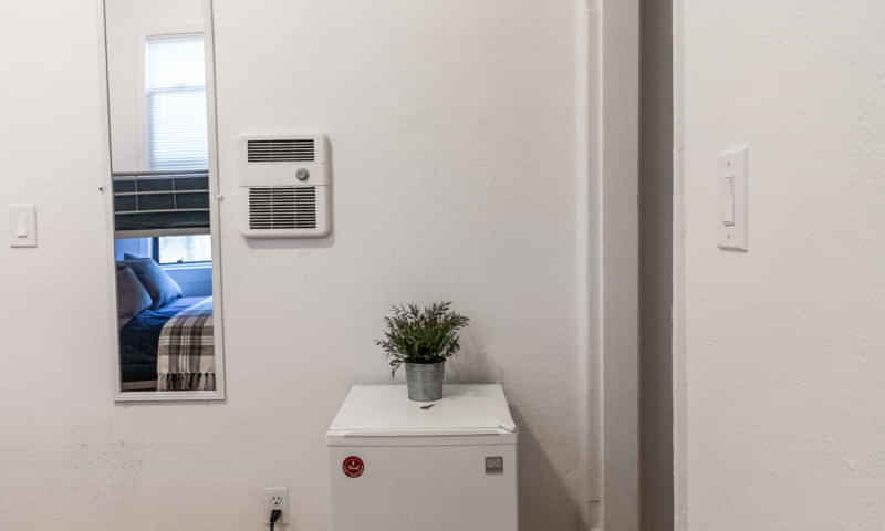 Exterior?w=400&h=260&fit=crop&q=40&auto=format&trim=auto