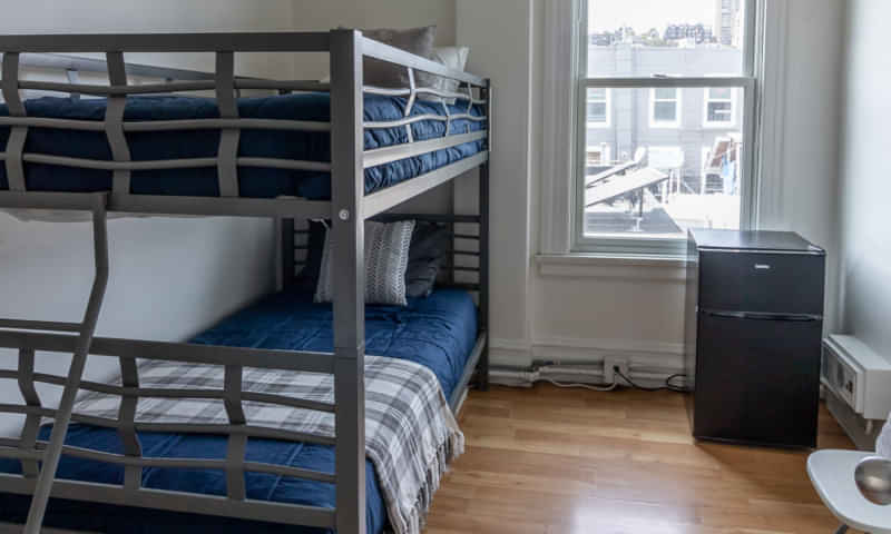 Bathroom?w=400&h=260&fit=crop&q=40&auto=format&trim=auto