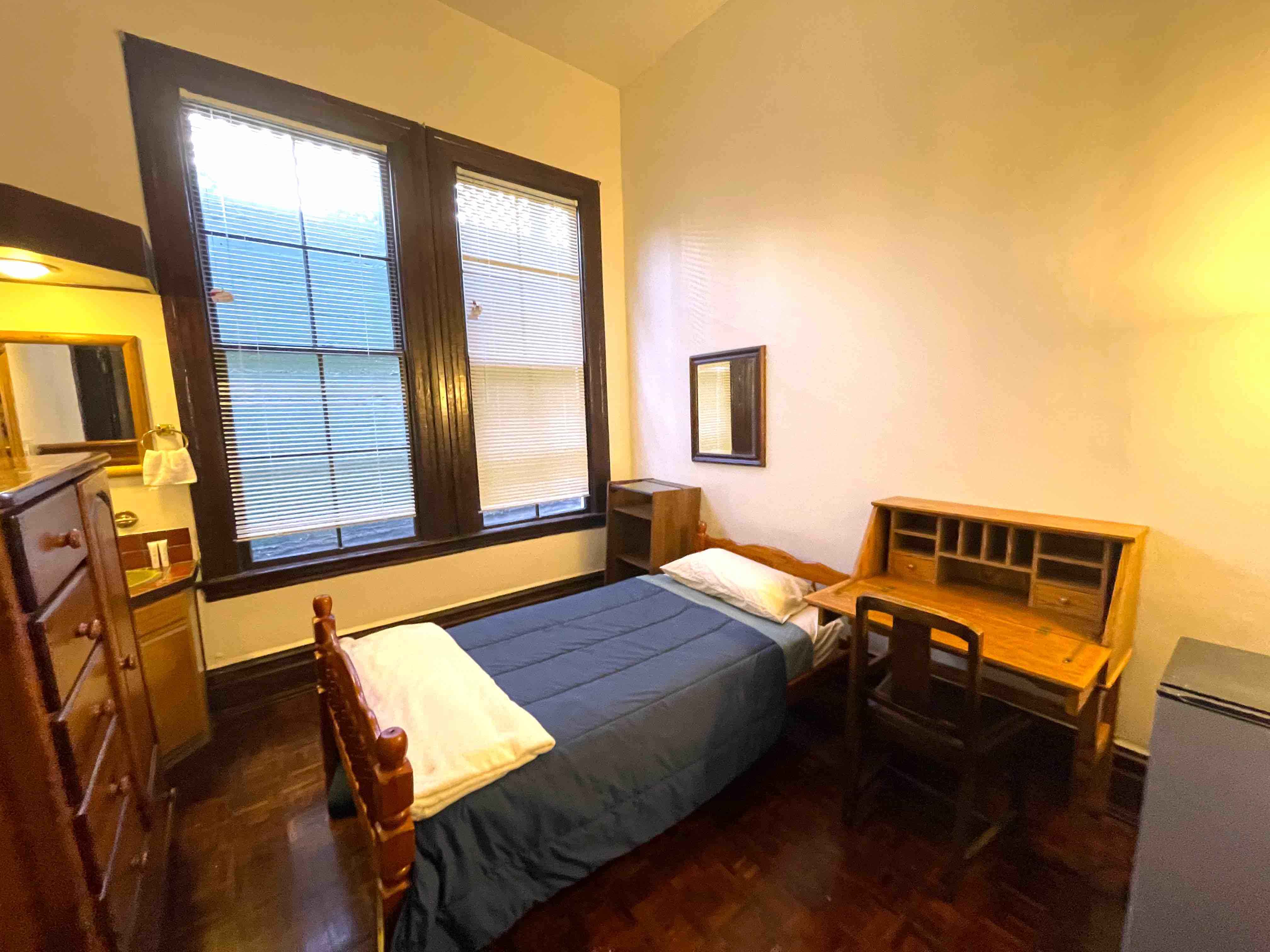 Bedroom?w=400&h=260&fit=crop&q=40&auto=format&trim=auto