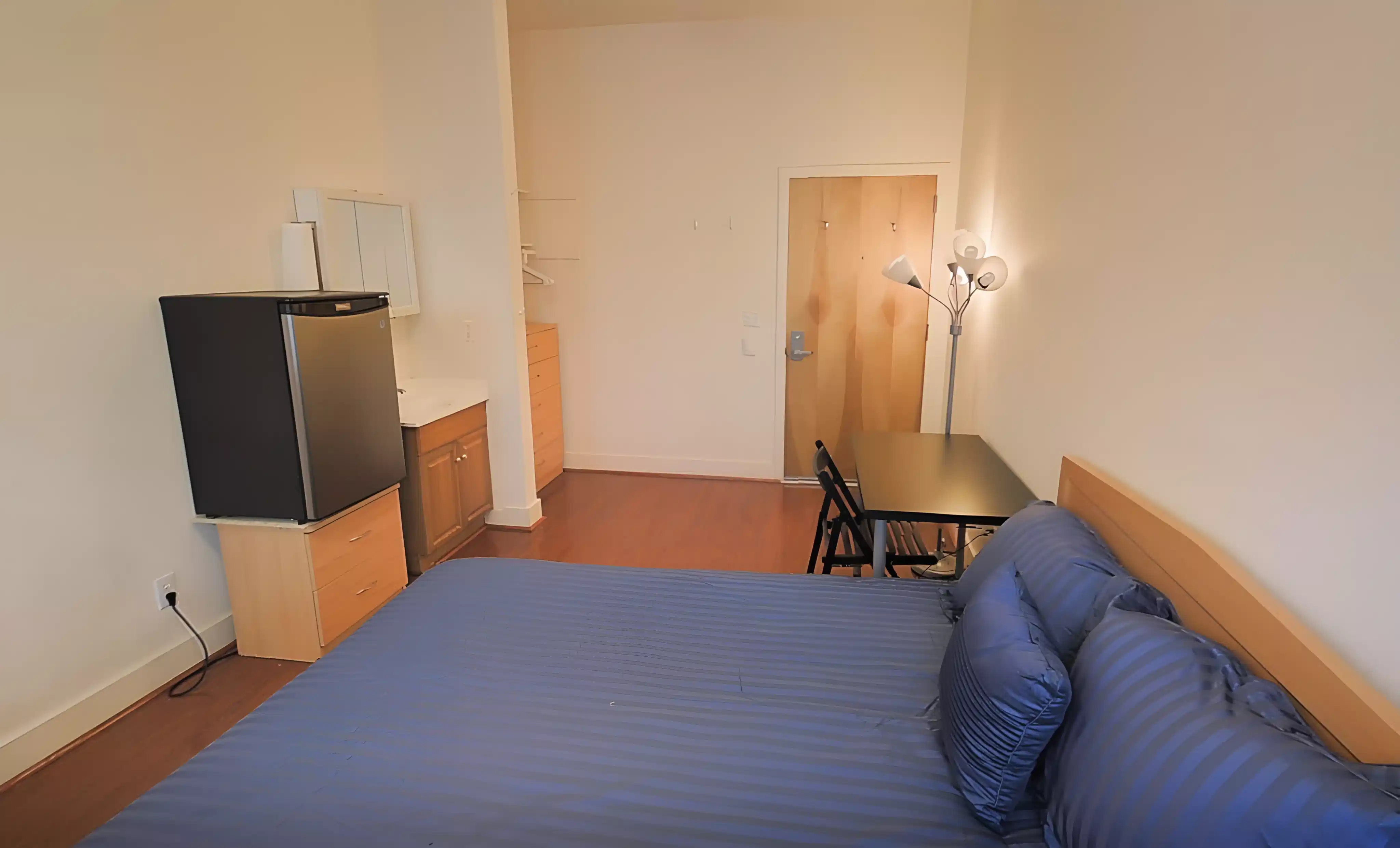 Bathroom?w=400&h=260&fit=crop&q=40&auto=format&trim=auto