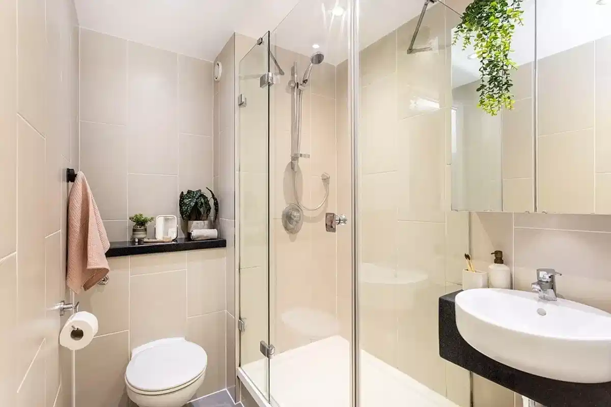 Exterior?w=400&h=260&fit=crop&q=40&auto=format&trim=auto