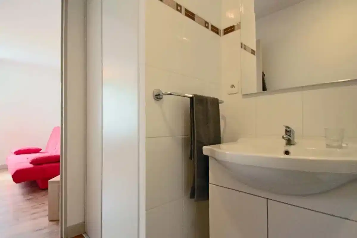 Exterior?w=400&h=260&fit=crop&q=40&auto=format&trim=auto