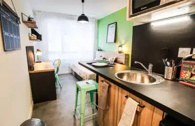 Amenities?w=400&h=260&fit=crop&q=40&auto=format&trim=auto