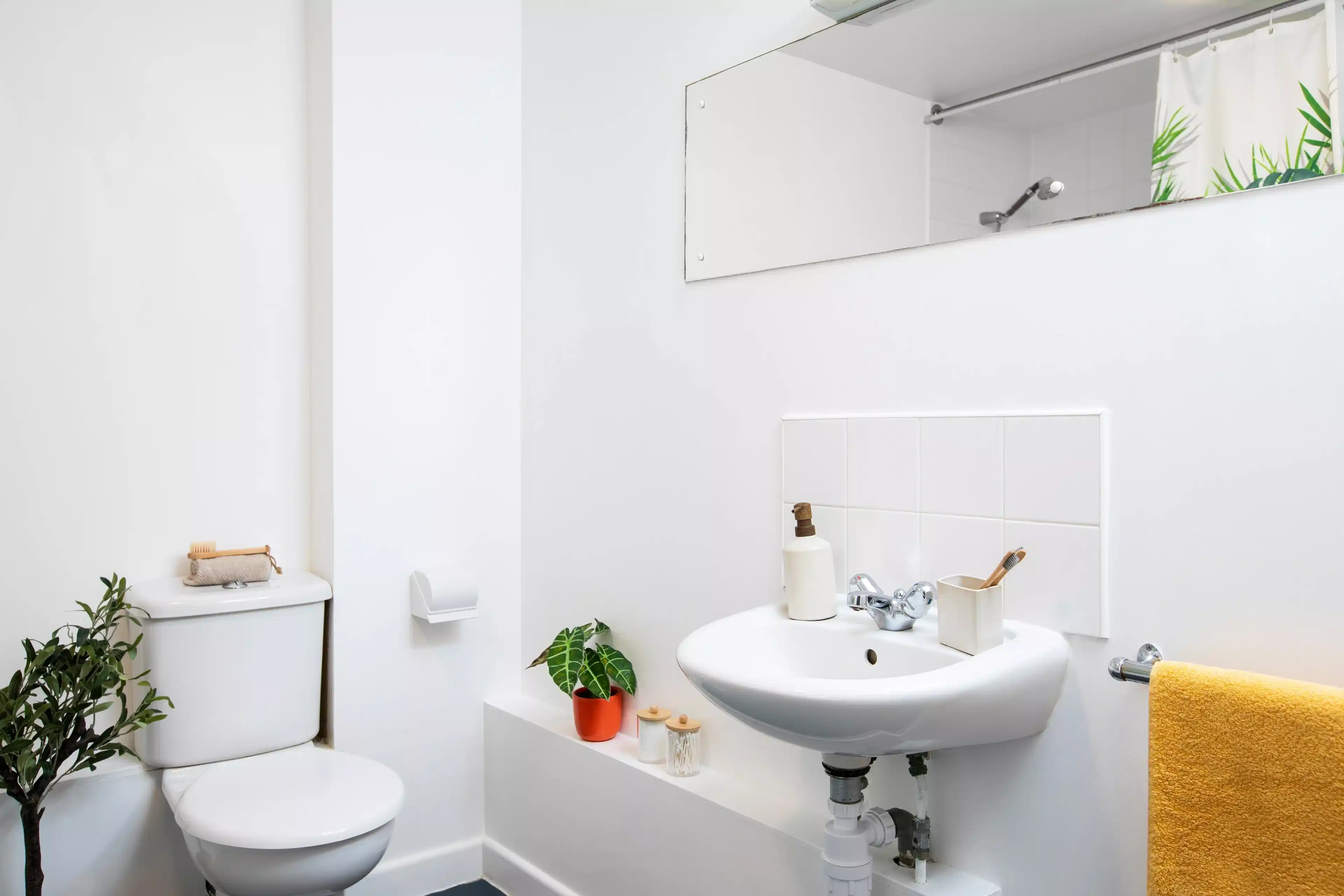 Exterior?w=400&h=260&fit=crop&q=40&auto=format&trim=auto