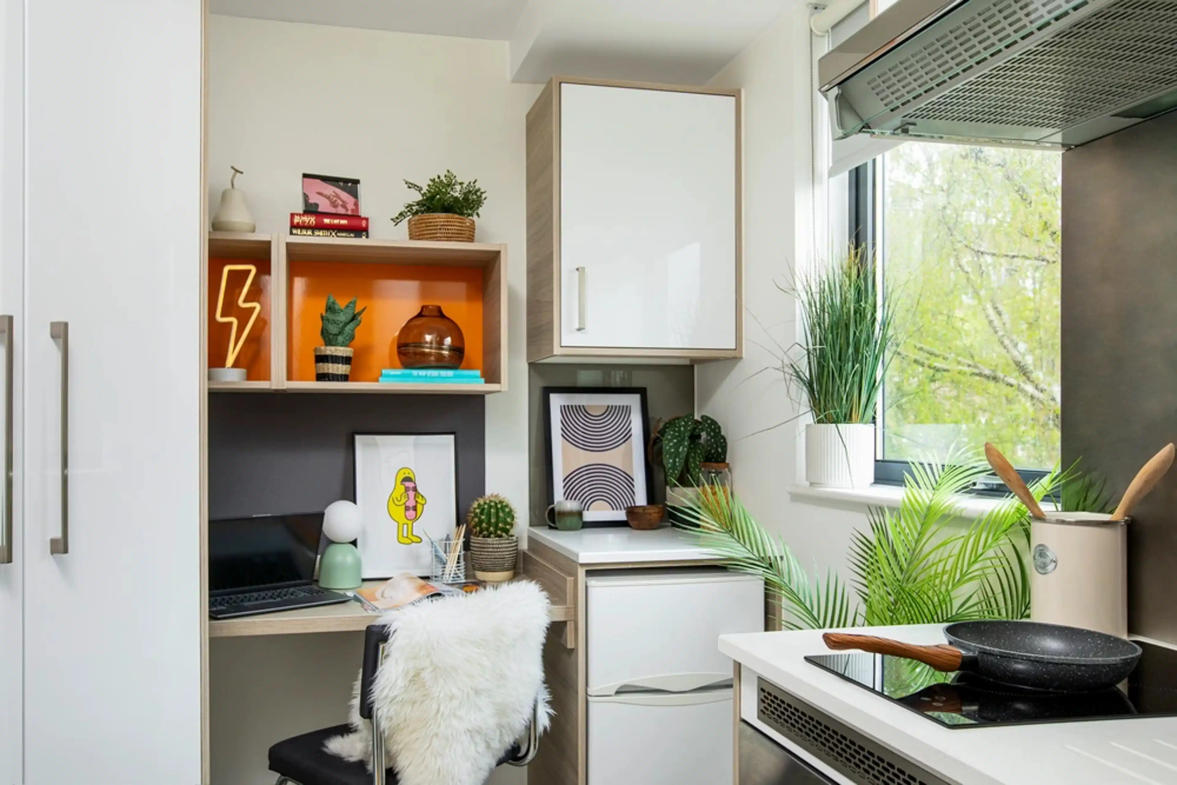 Exterior?w=400&h=260&fit=crop&q=40&auto=format&trim=auto