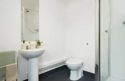 Amenities?w=400&h=260&fit=crop&q=40&auto=format&trim=auto