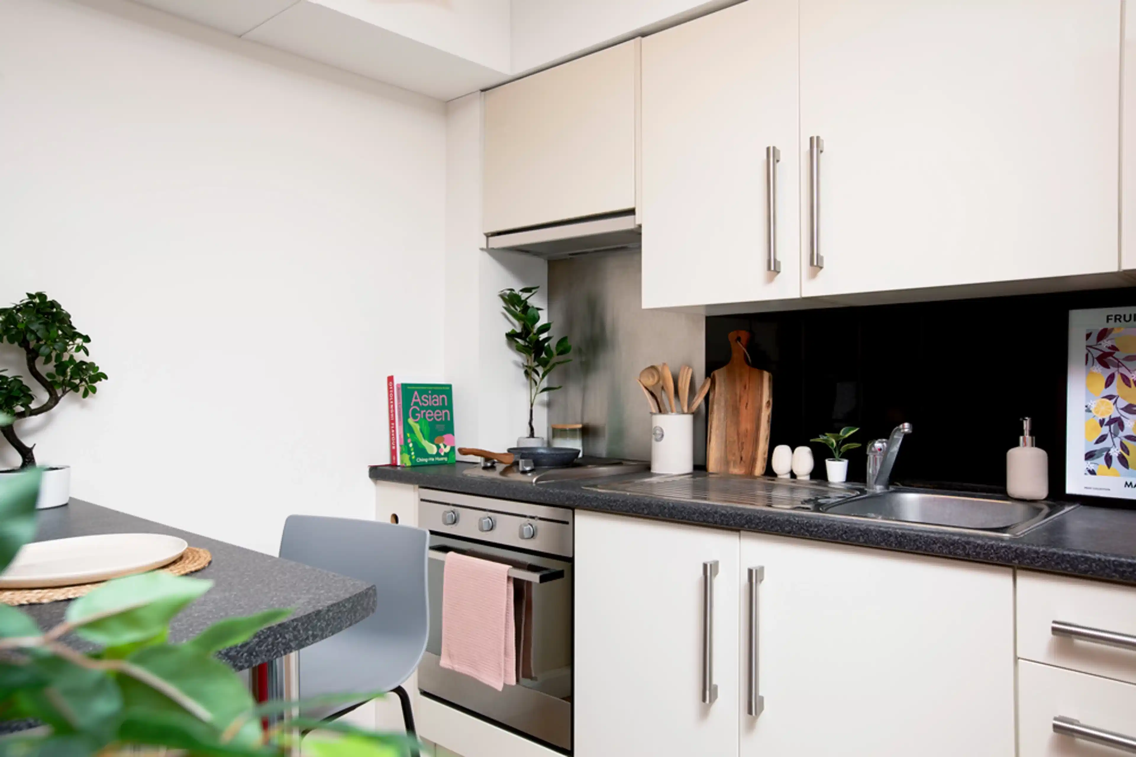 Common Area?w=400&h=260&fit=crop&q=40&auto=format&trim=auto