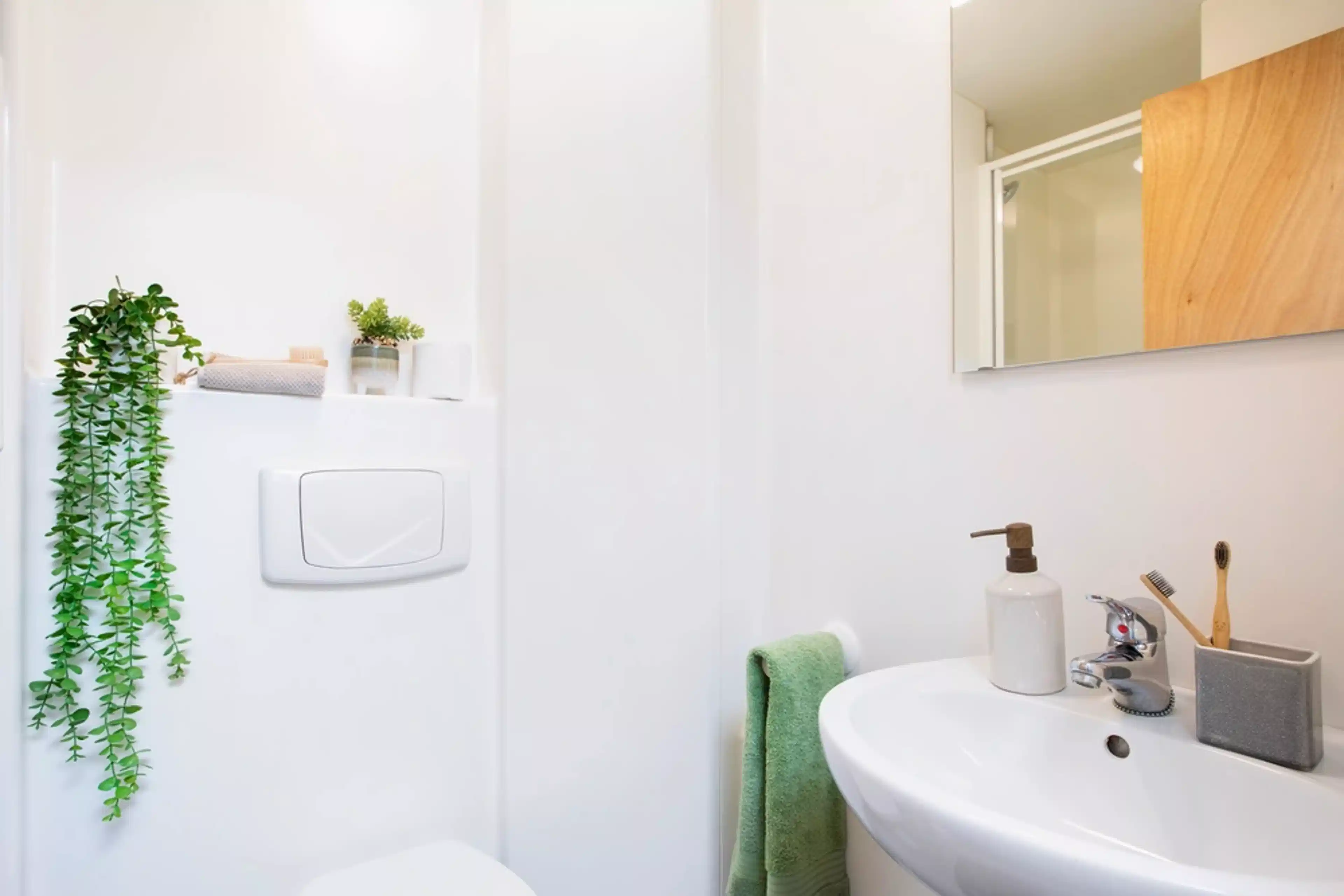 Common Area?w=400&h=260&fit=crop&q=40&auto=format&trim=auto