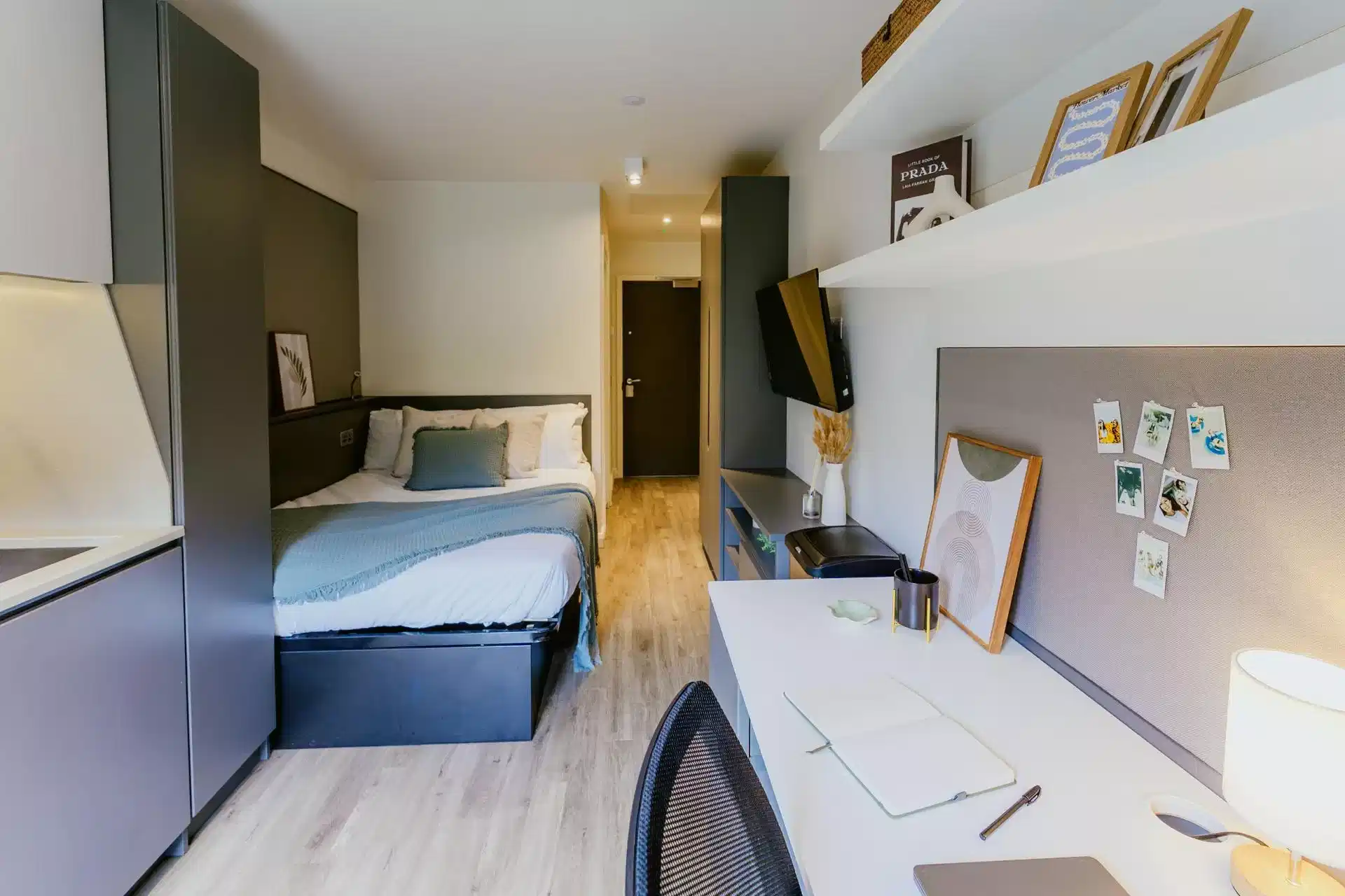 Common Area?w=400&h=260&fit=crop&q=40&auto=format&trim=auto