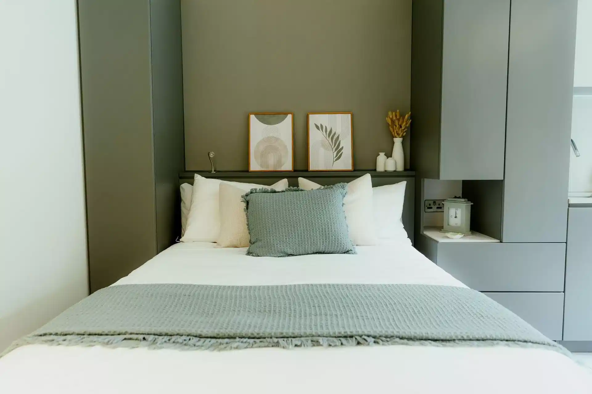 Amenities?w=400&h=260&fit=crop&q=40&auto=format&trim=auto