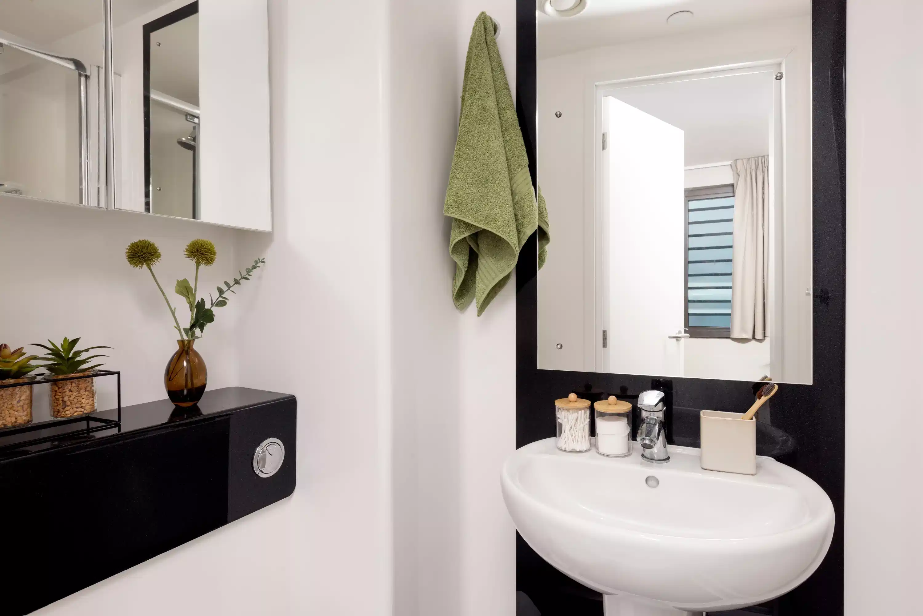 Amenities?w=400&h=260&fit=crop&q=40&auto=format&trim=auto