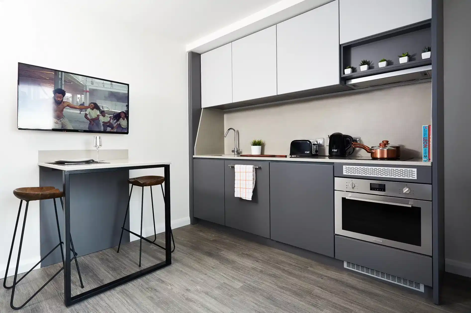 Amenities?w=400&h=260&fit=crop&q=40&auto=format&trim=auto