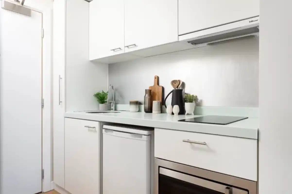 Exterior?w=400&h=260&fit=crop&q=40&auto=format&trim=auto