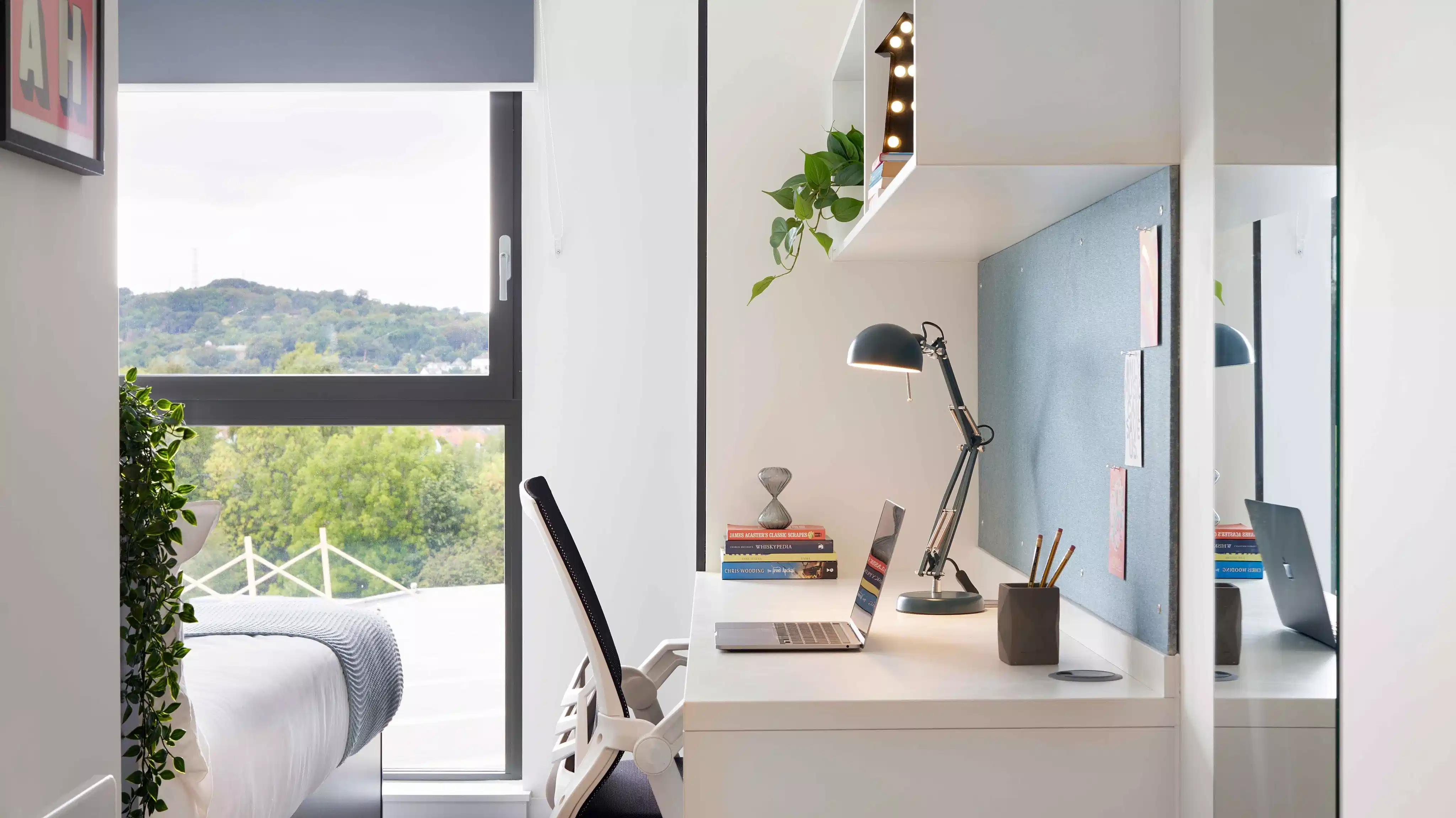 Bedroom?w=400&h=260&fit=crop&q=40&auto=format&trim=auto