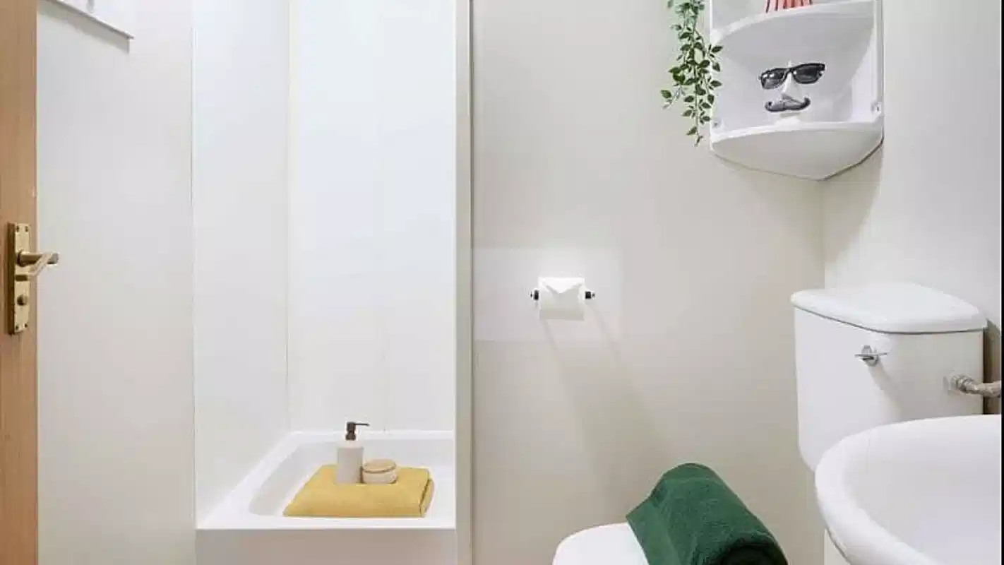 Premium 1 Non Ensuite - Bathroom?w=400&h=260&fit=crop&q=40&auto=format&trim=auto