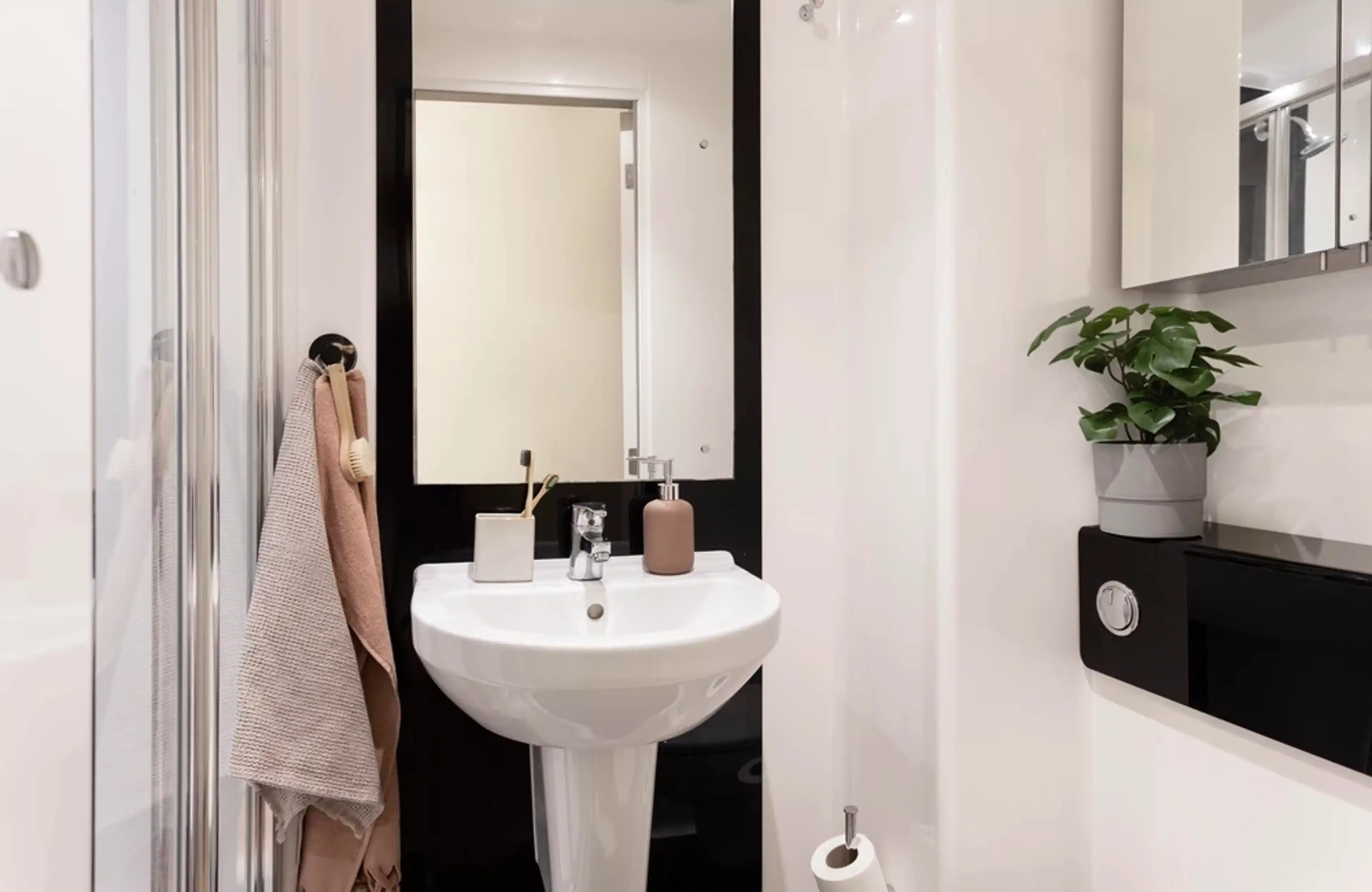 Amenities?w=400&h=260&fit=crop&q=40&auto=format&trim=auto