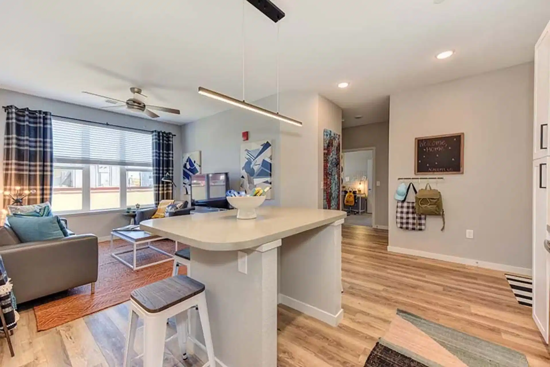 Common Area?w=400&h=260&fit=crop&q=40&auto=format&trim=auto