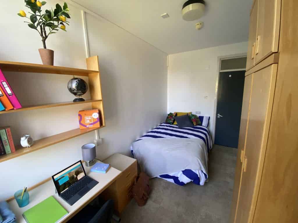 Common Area?w=400&h=260&fit=crop&q=40&auto=format&trim=auto