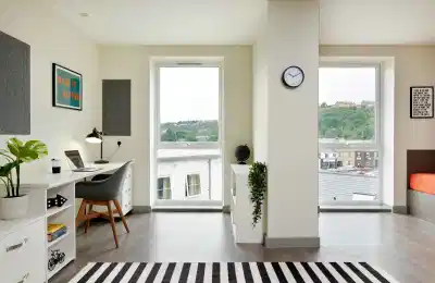 Amenities?w=400&h=260&fit=crop&q=40&auto=format&trim=auto