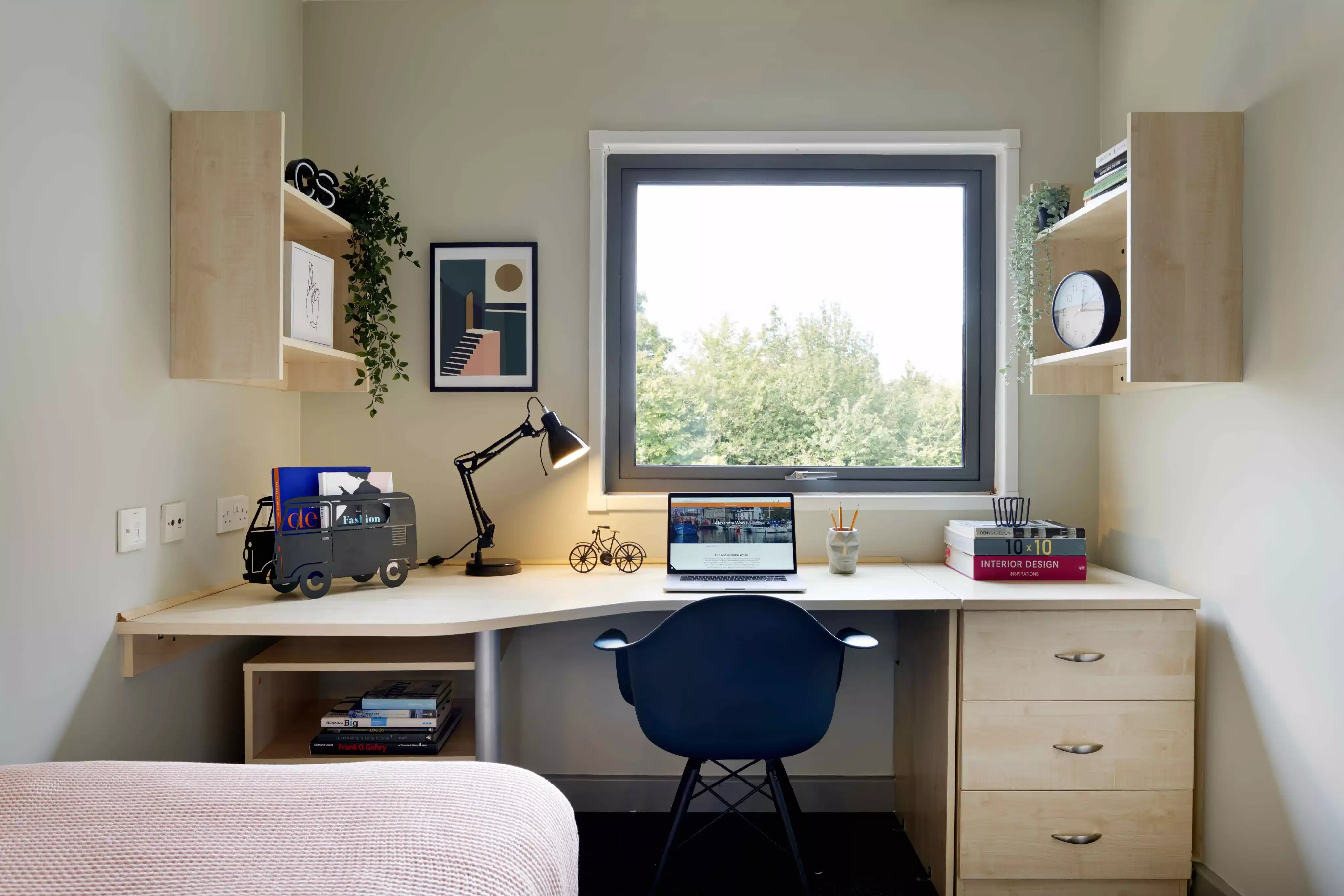 Bathroom?w=400&h=260&fit=crop&q=40&auto=format&trim=auto