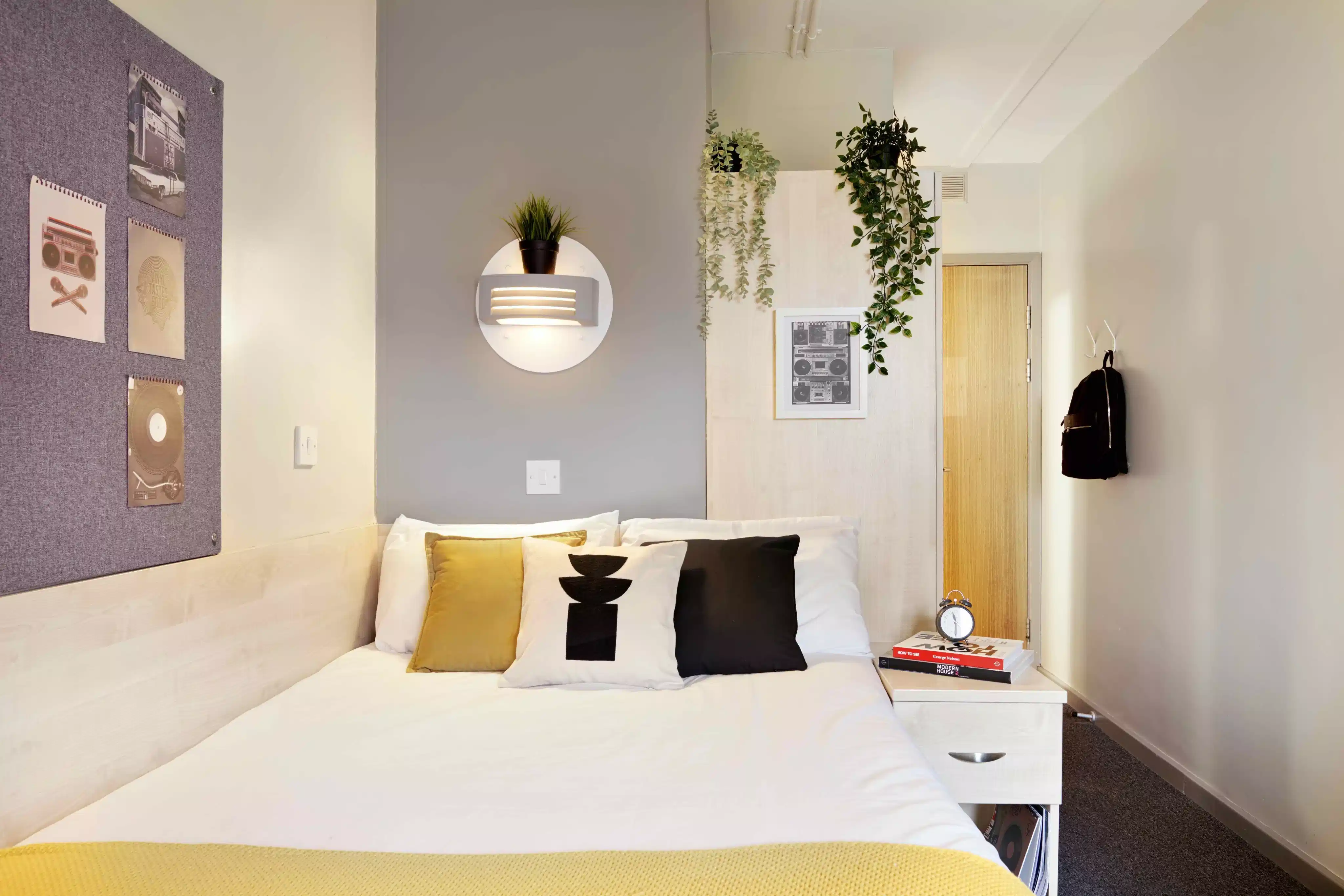 Bathroom?w=400&h=260&fit=crop&q=40&auto=format&trim=auto