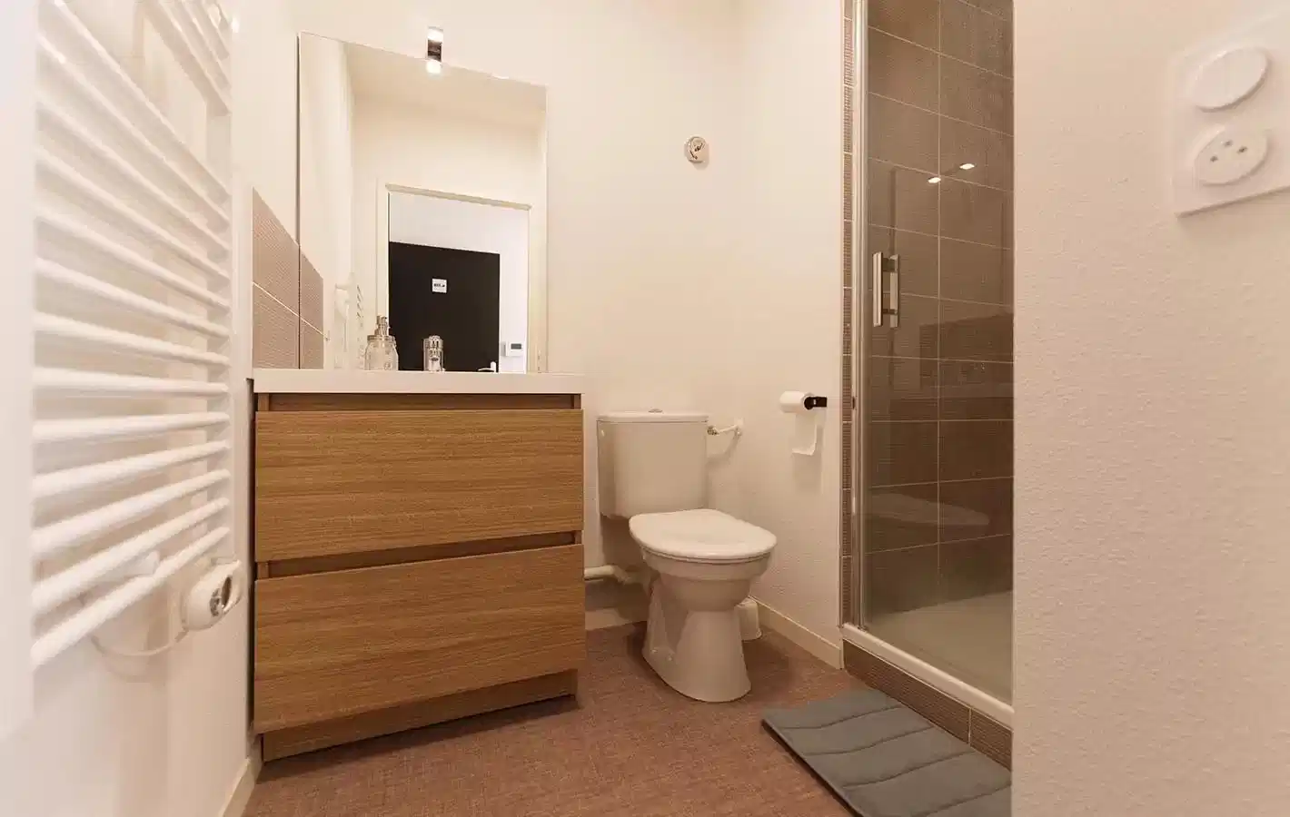 Amenities?w=400&h=260&fit=crop&q=40&auto=format&trim=auto