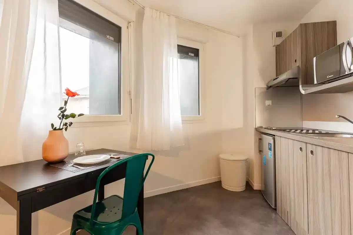 Kitchen?w=400&h=260&fit=crop&q=40&auto=format&trim=auto