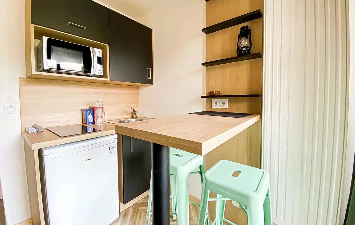 Bedroom?w=400&h=260&fit=crop&q=40&auto=format&trim=auto