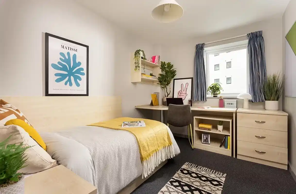 Common Area?w=400&h=260&fit=crop&q=40&auto=format&trim=auto