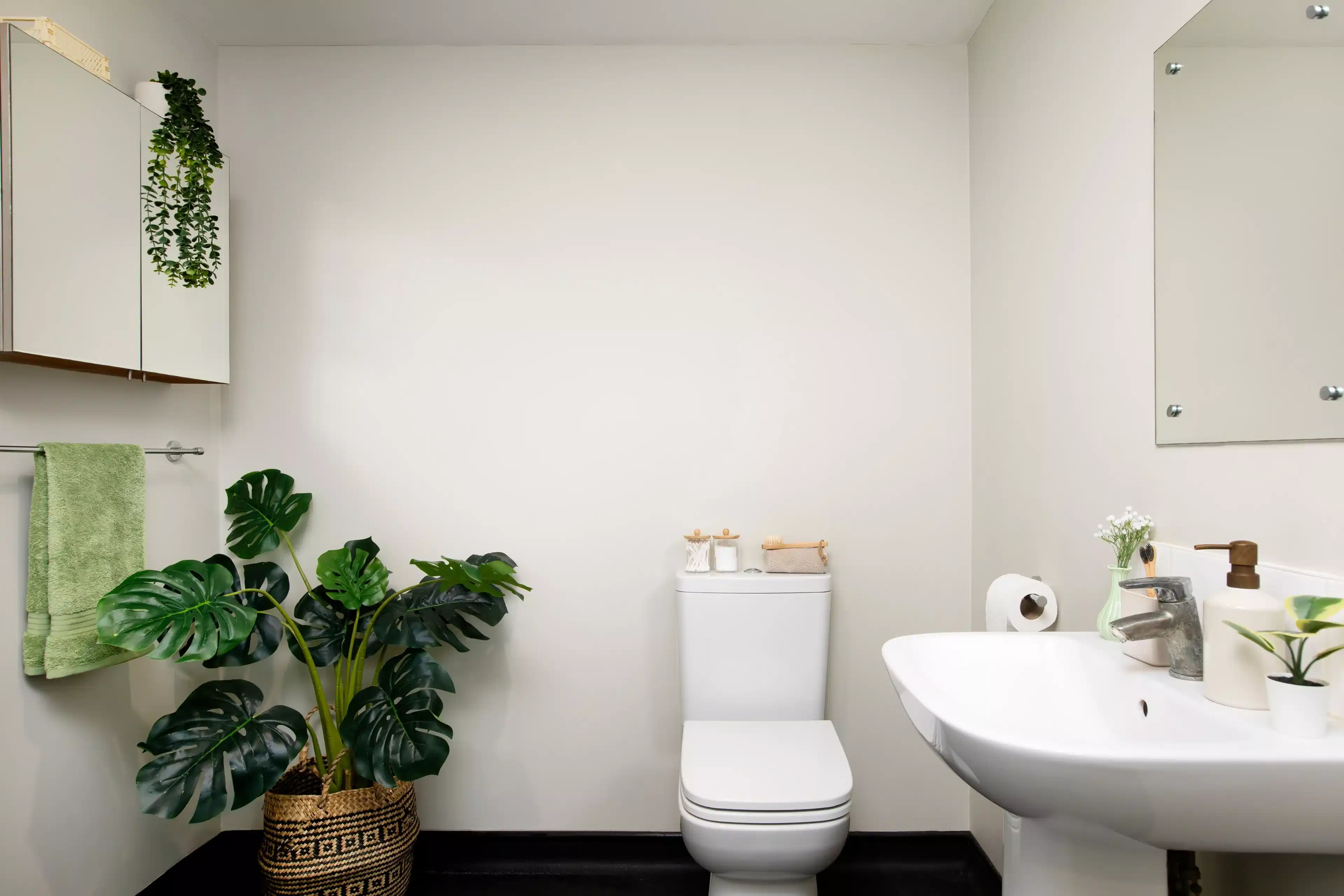 Common Area?w=400&h=260&fit=crop&q=40&auto=format&trim=auto