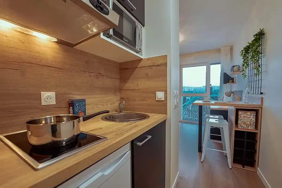 Common Area?w=400&h=260&fit=crop&q=40&auto=format&trim=auto