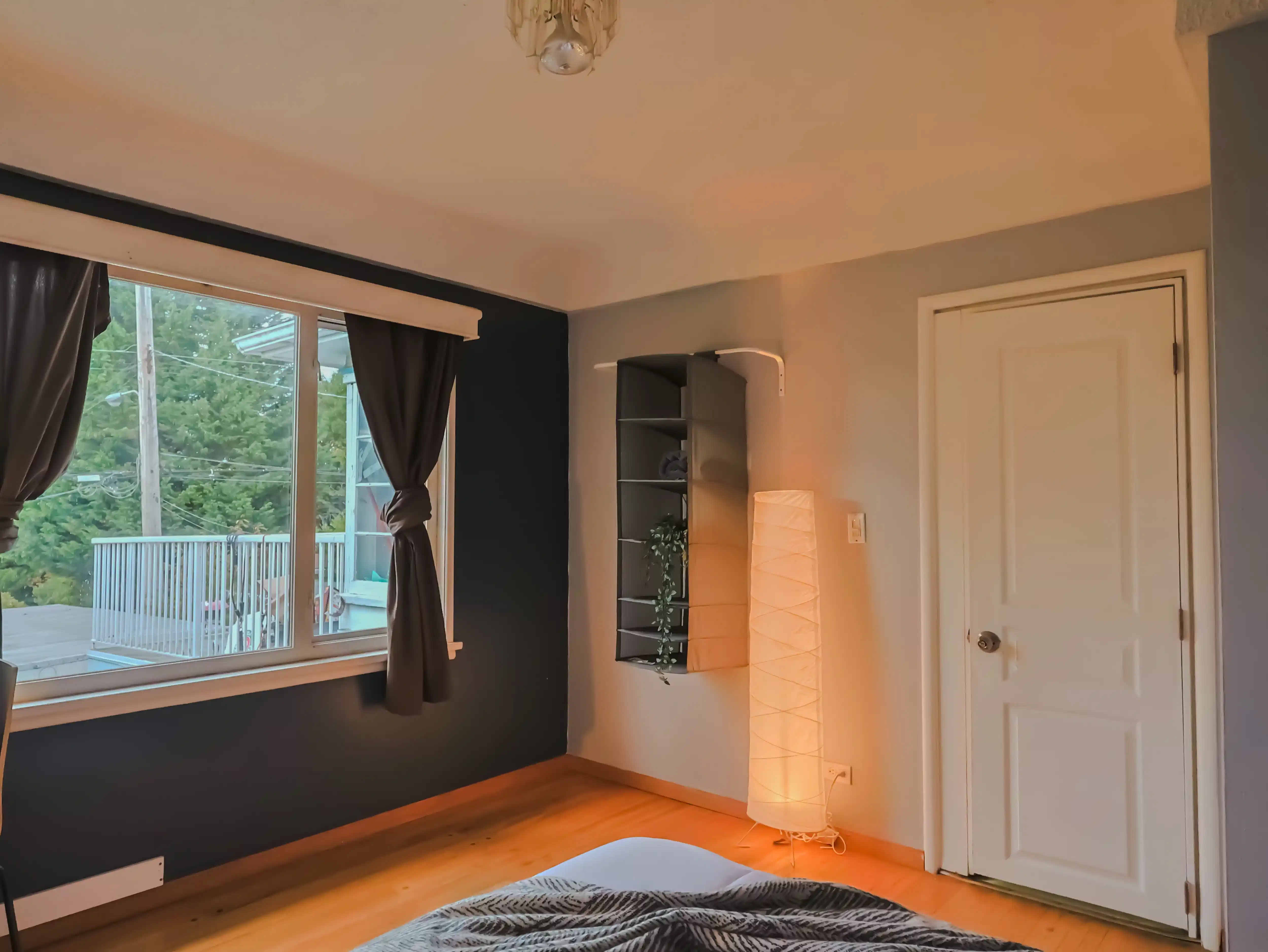 Exterior?w=400&h=260&fit=crop&q=40&auto=format&trim=auto