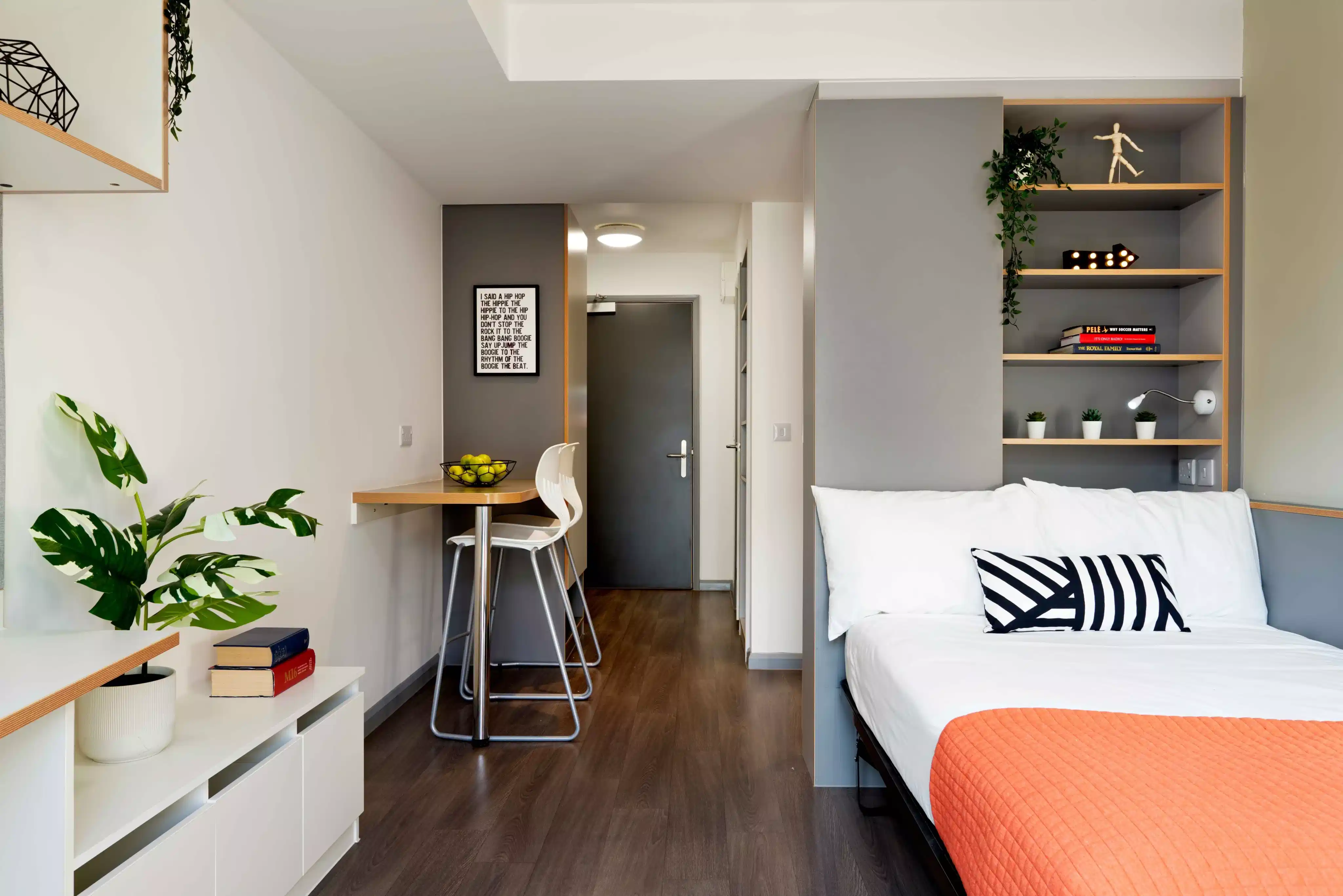 Common Area?w=400&h=260&fit=crop&q=40&auto=format&trim=auto