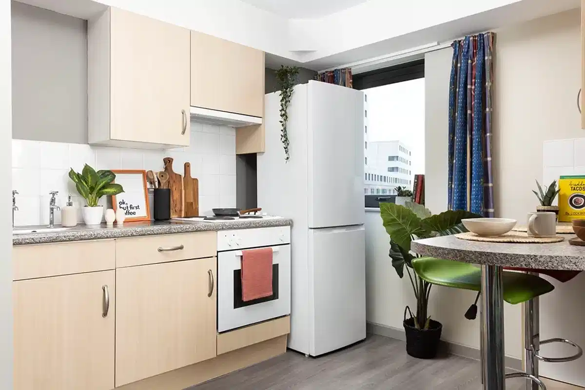 Common Area?w=400&h=260&fit=crop&q=40&auto=format&trim=auto