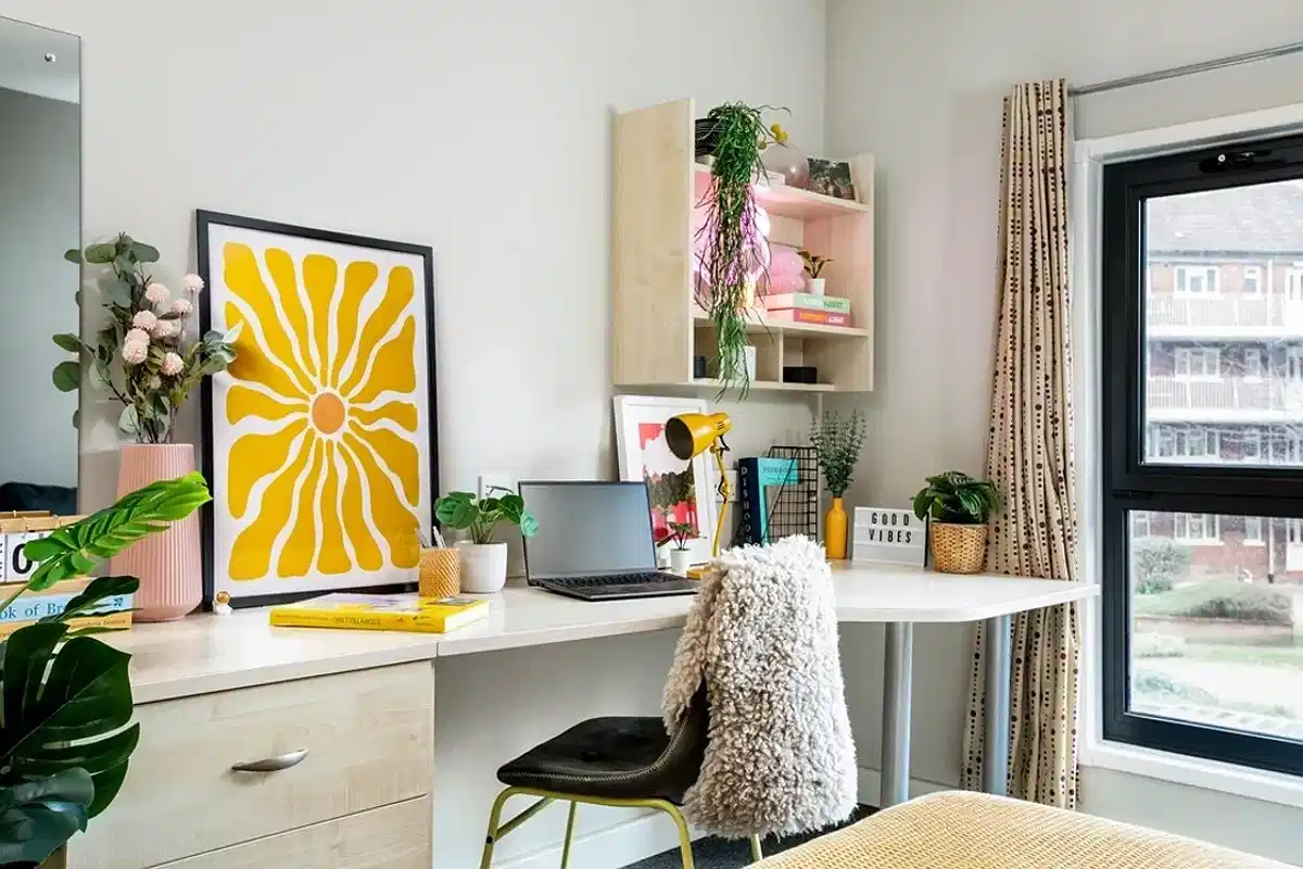 Exterior?w=400&h=260&fit=crop&q=40&auto=format&trim=auto