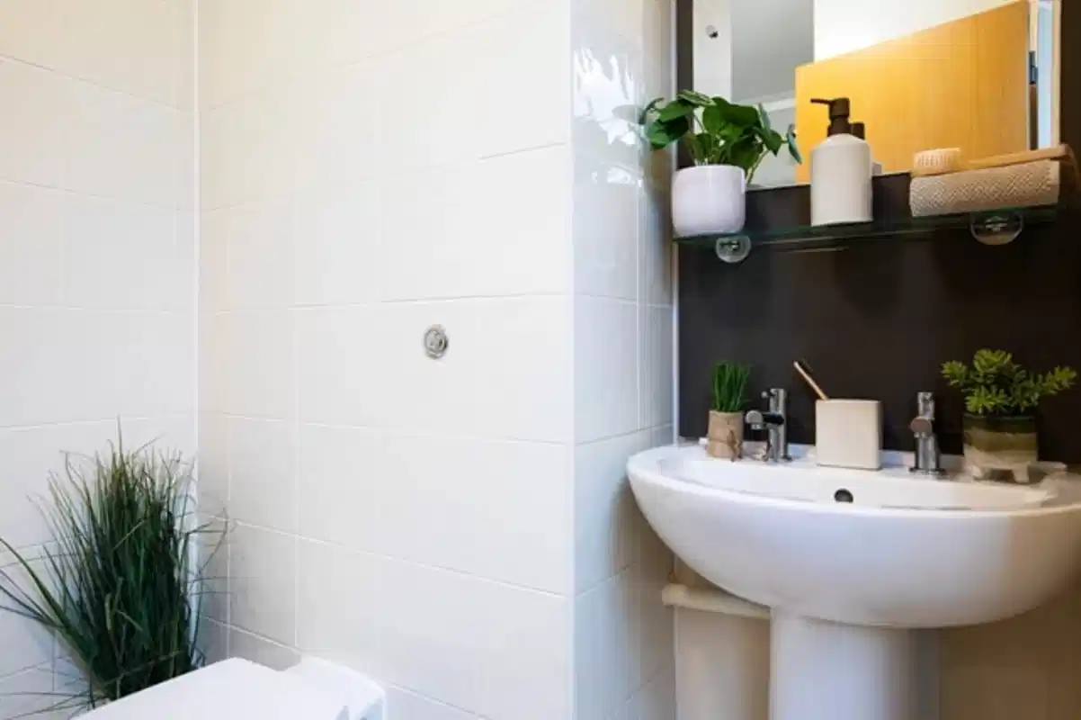 Exterior?w=400&h=260&fit=crop&q=40&auto=format&trim=auto