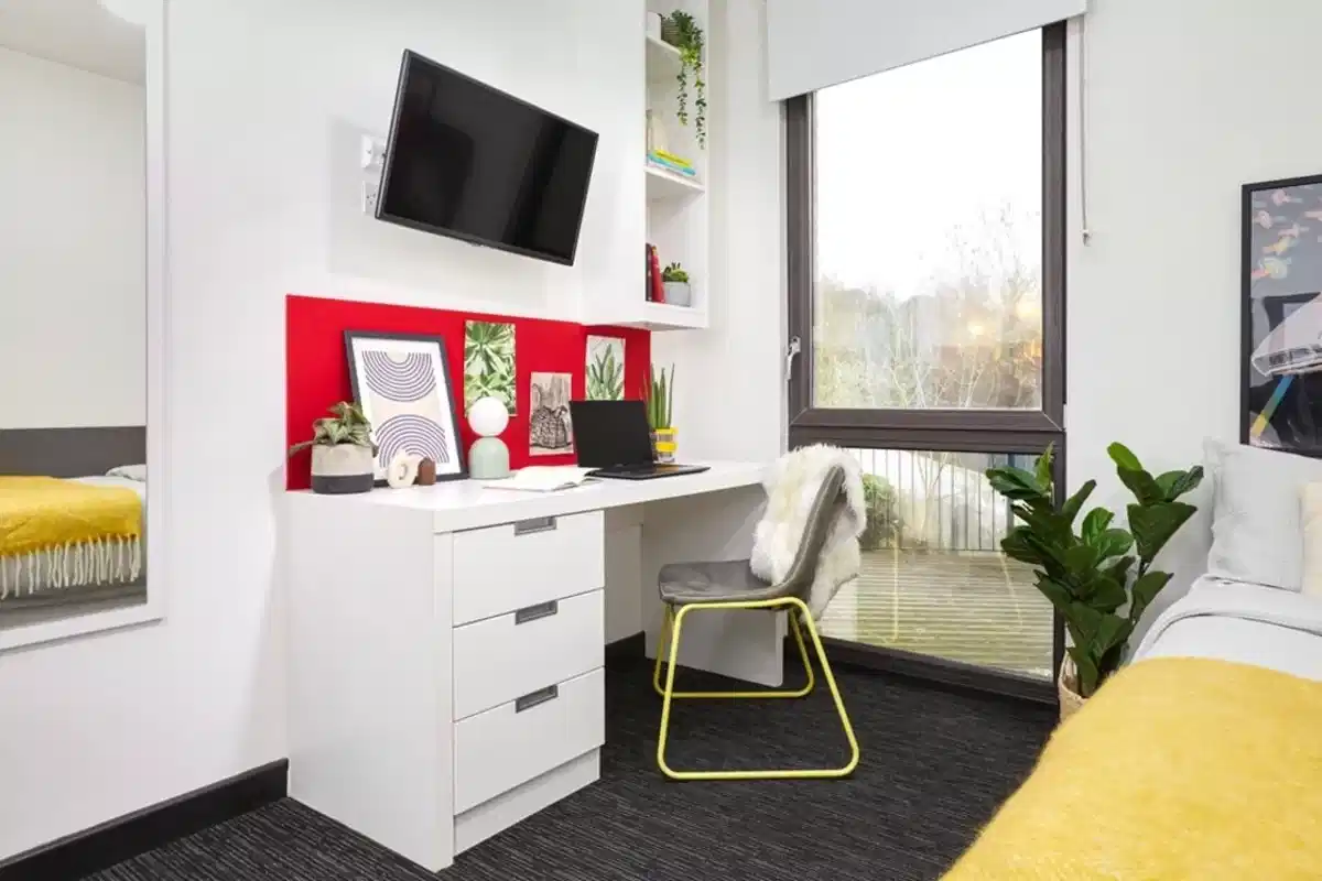 Common Area?w=400&h=260&fit=crop&q=40&auto=format&trim=auto