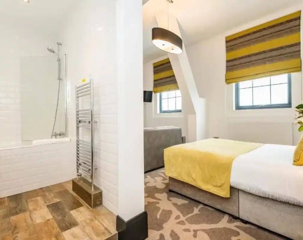 Common Area?w=400&h=260&fit=crop&q=40&auto=format&trim=auto