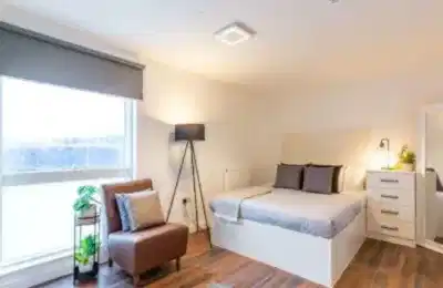 Bedroom?w=400&h=260&fit=crop&q=40&auto=format&trim=auto