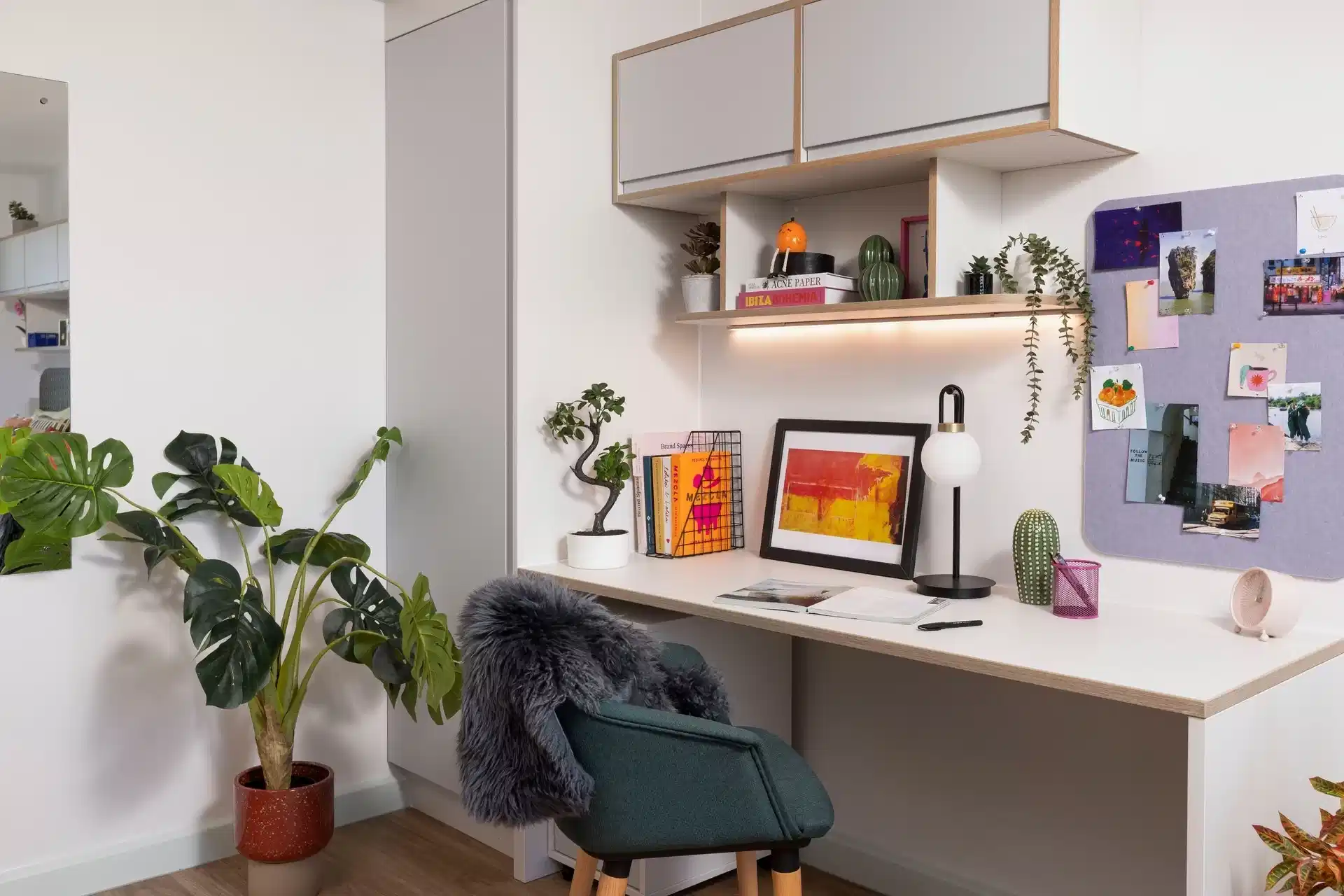 Common Area?w=400&h=260&fit=crop&q=40&auto=format&trim=auto