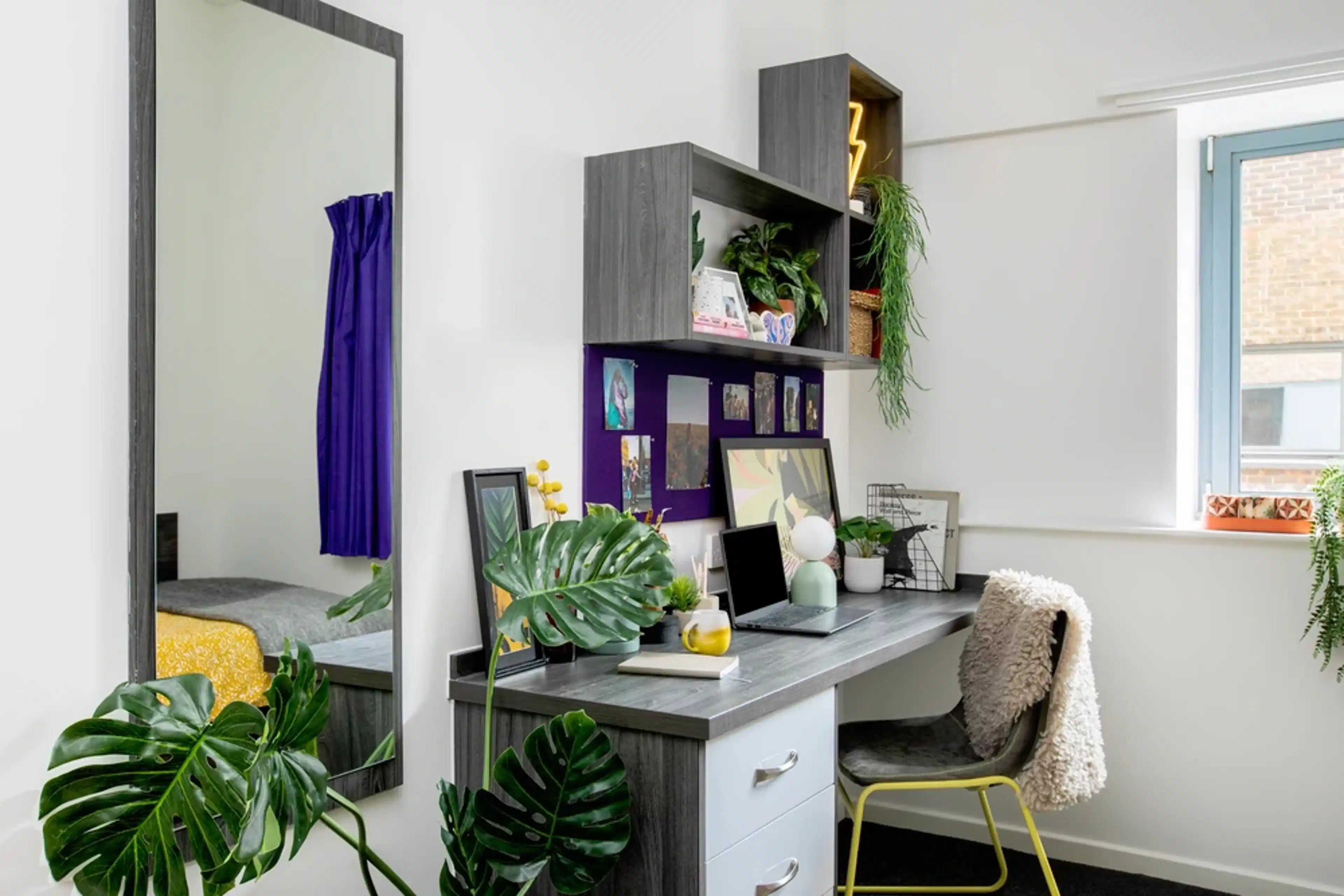 Exterior?w=400&h=260&fit=crop&q=40&auto=format&trim=auto